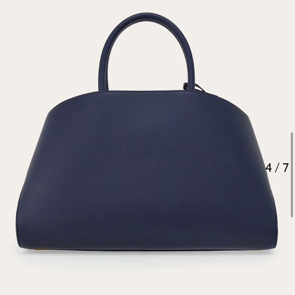 Ferragamo Hug Bag - their new line - Picture 3 of 8